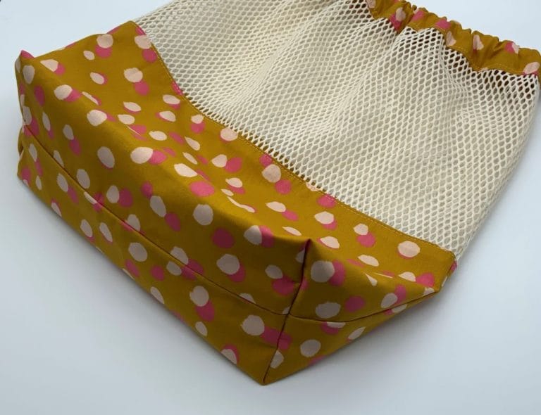 sac à vrac fait maison en tissu enduit moutarde à pois et filet coton crème, couture zéro déchet