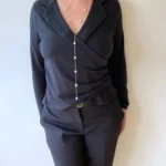 Cache-cœur Étreinte Charlotte Jaubert porté avec un collier de perles pour un look habillé.