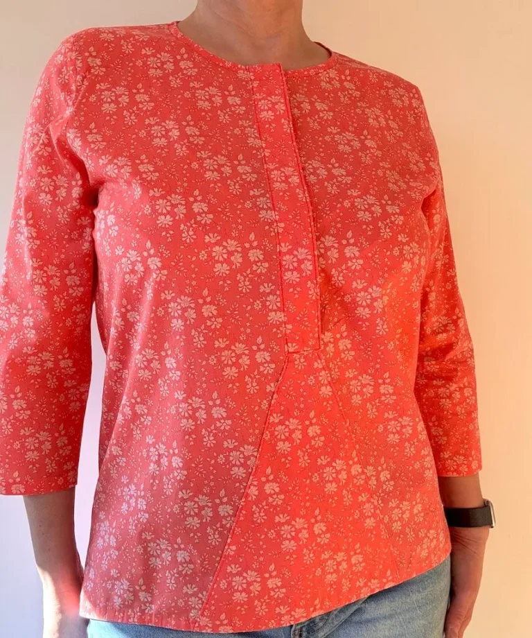 Blouse Denver Lady cousue en tissu Liberty, version à manches 3/4 avec triangle cousu