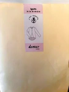 Pochette du patron Denver Lady de C’est Dimanche, blouse femme type liquette avec dos allongé