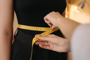 Prise du tour de taille avec un mètre ruban pour la couture
