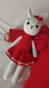 Lapin au crochet en coton rouge, exemple de fil lisse pour débuter