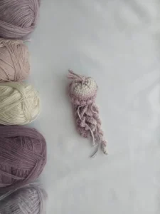 Petite méduse au crochet réalisée avec un fil coton fin et des pelotes pastel