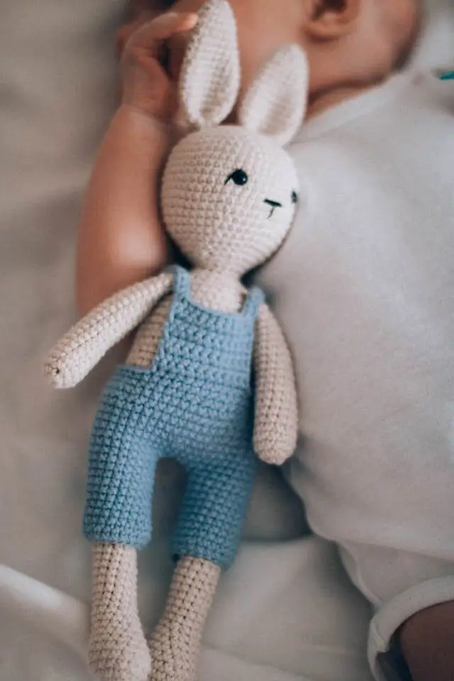 Amigurumi lapin en coton crocheté à la main, adapté pour un jouet bébé lavable