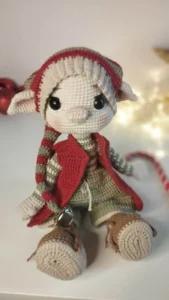 Détail d’un amigurumi au crochet réalisé en coton avec mailles serrées visibles