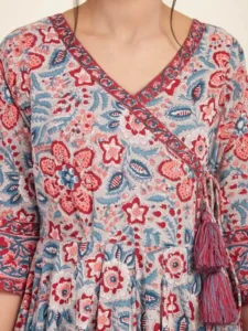 Détail d’une blouse en coton léger imprimé motif floral d’inspiration indienne