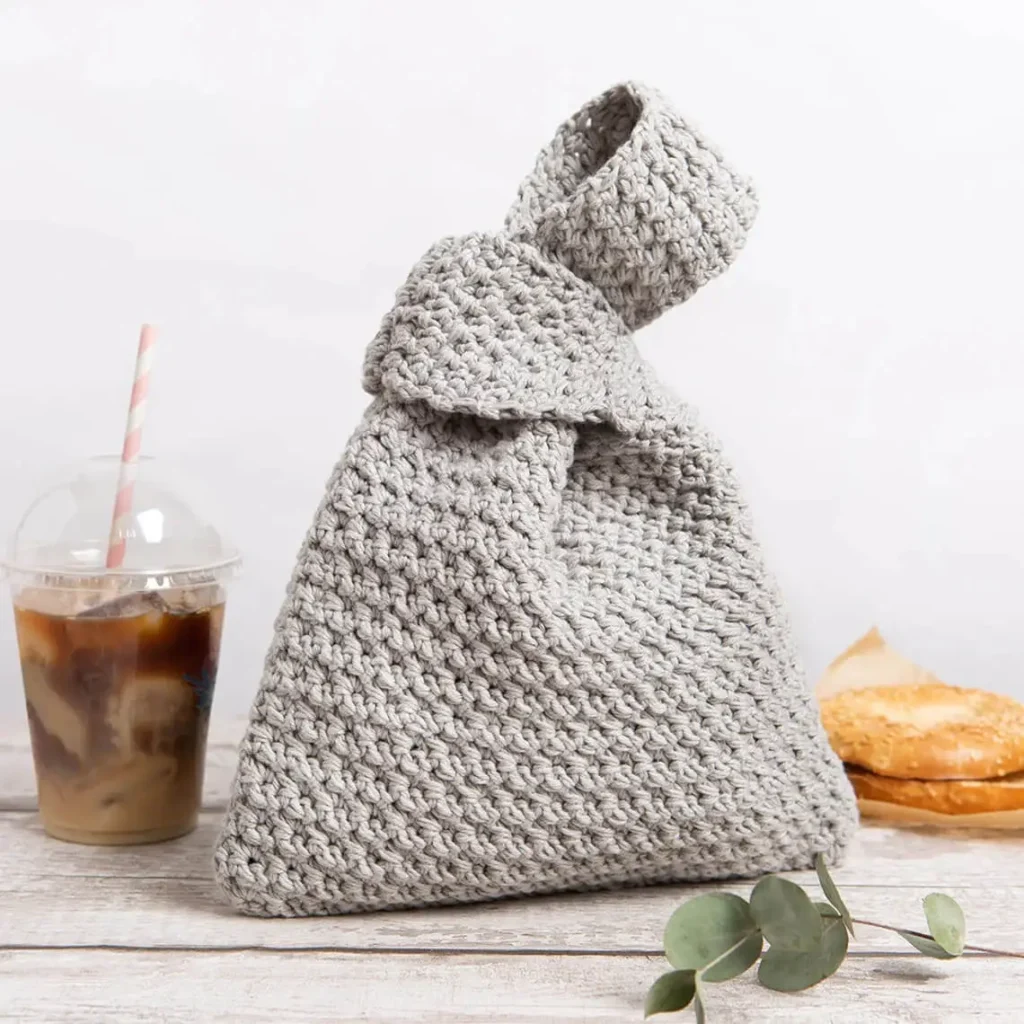 Sac au crochet de type knot bag gris clair, modèle minimaliste et structuré