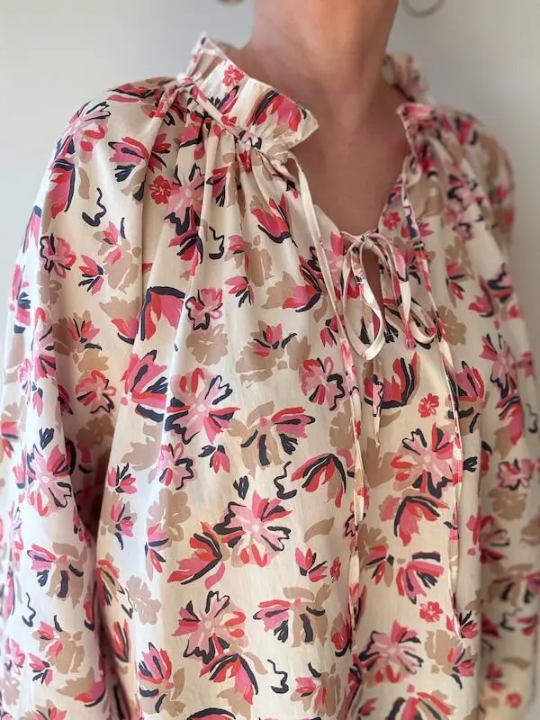 Blouse Pima de Bertina Paris avec col froncé et nouettes portée