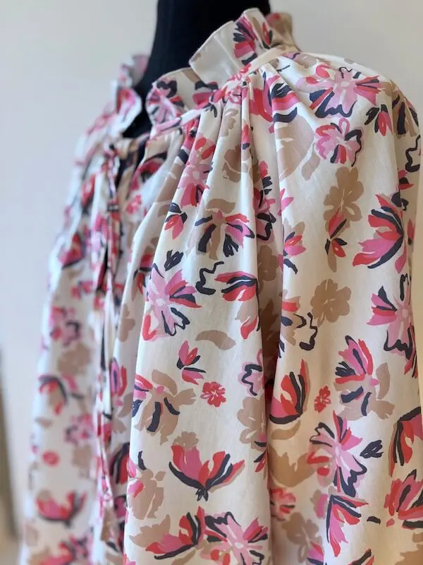 Vue de profil de la blouse Pima de Bertina Paris montrant le col froncé et le volume de la manche raglan