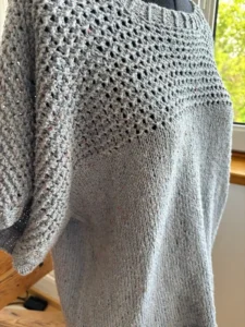 Pull Caia – vue profil et empiècement