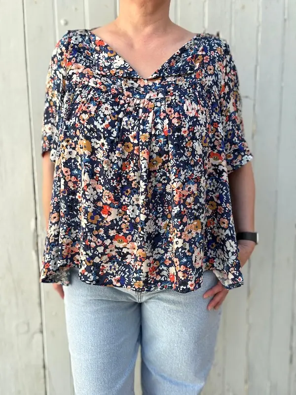 Blouse Gimi portée avec un jean, vue de face, look complet