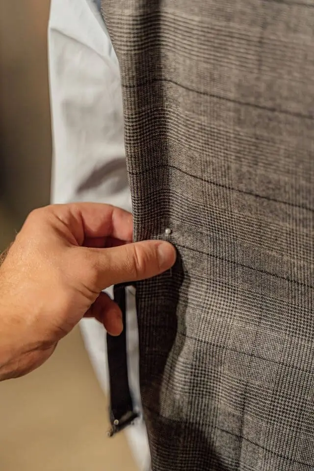 Tissu prince-de-galles gris utilisé pour une veste de tailleur