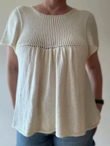 Pull Eugénie de Soligreen tricoté en fil Farfalla écru, porté de face