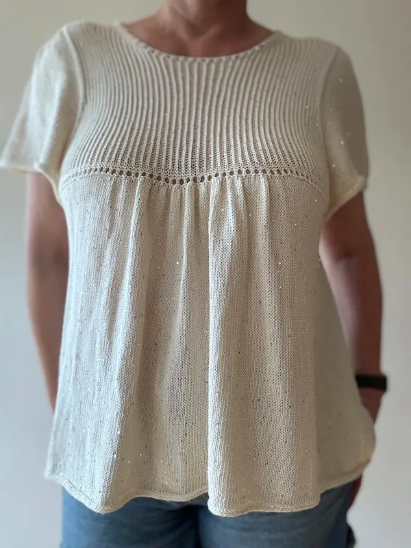 Pull Eugénie de Soligreen tricoté en fil Farfalla écru, porté de face