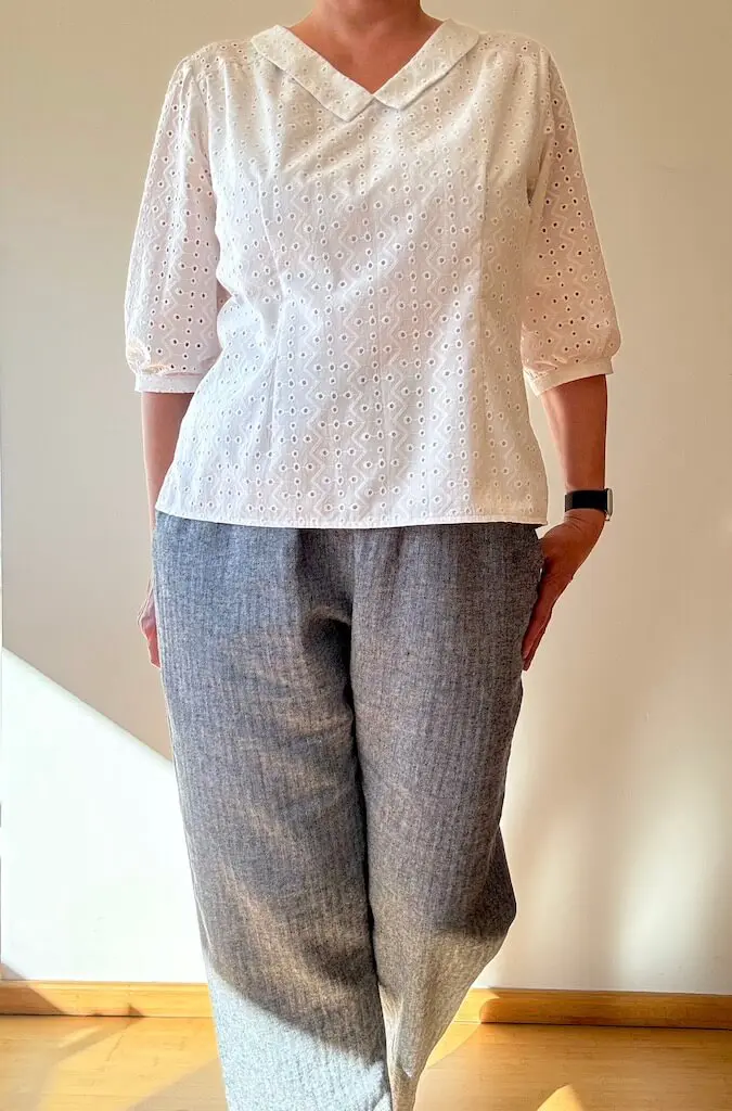 Etoffe & Motif — blouse Airelle de Deer & Doe en broderie anglaise blanche, col Claudine et manches 3/4, portée avec un pantalon singapour