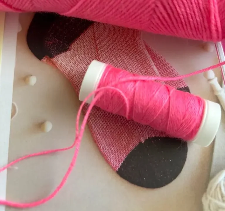 Pelote de laine Jawoll de Lang Yarns coloris rose 83.0385 et sa bobine de fil de renfort assorti pour le talon