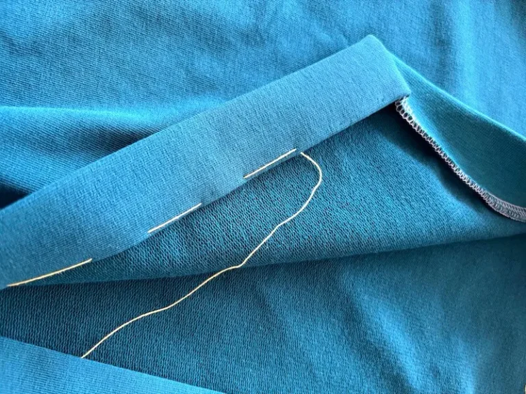 Patte polo du sweat Capitole repliée et bâtie pour masquer le surjet, vue de l'envers