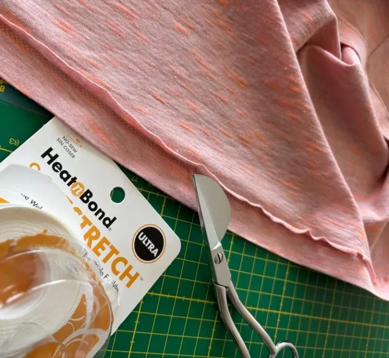 Surplus d'ourlet recoupé aux ciseaux pélican après la couture à l'aiguille double
