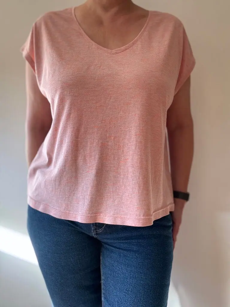 T-shirt Moka col V en jersey pêche porté avec un jean, vue de face